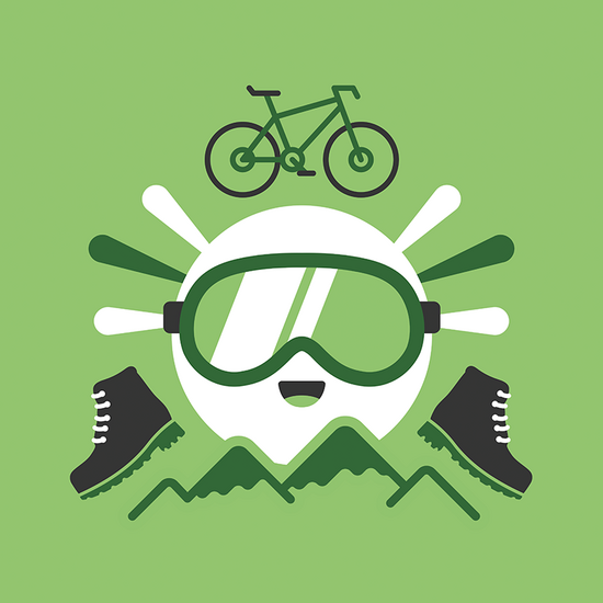 Fröhliches Icon auf grünem Hintergrund mit stilisiertem Gesicht in Skibrille, umgeben von Wanderstiefeln, Bergsilhouette und Fahrrad. Symbolisiert Outdoor-Aktivitäten wie Wandern, Radfahren und Bergsport. 